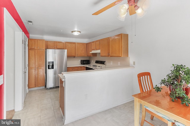 kitchen with range with electric cooktop, ceiling fan, kitchen peninsula, and stainless steel fridge with ice dispenser