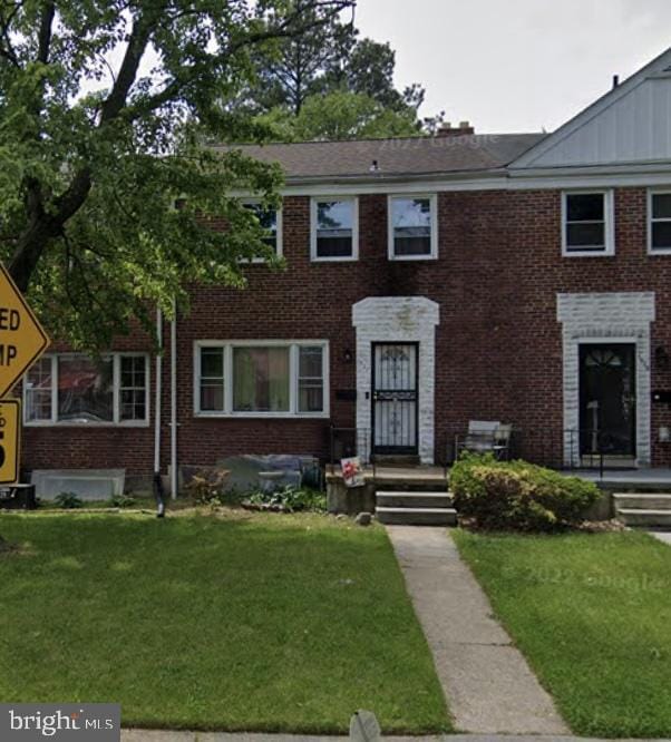 view of front facade with a front lawn