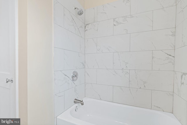 bathroom featuring tiled shower / bath combo