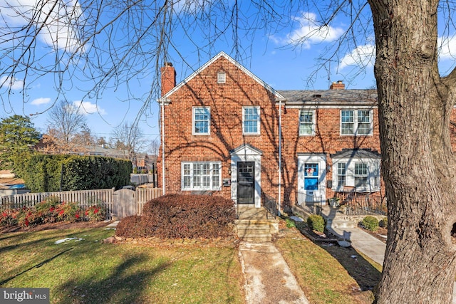 view of front of property featuring a front lawn