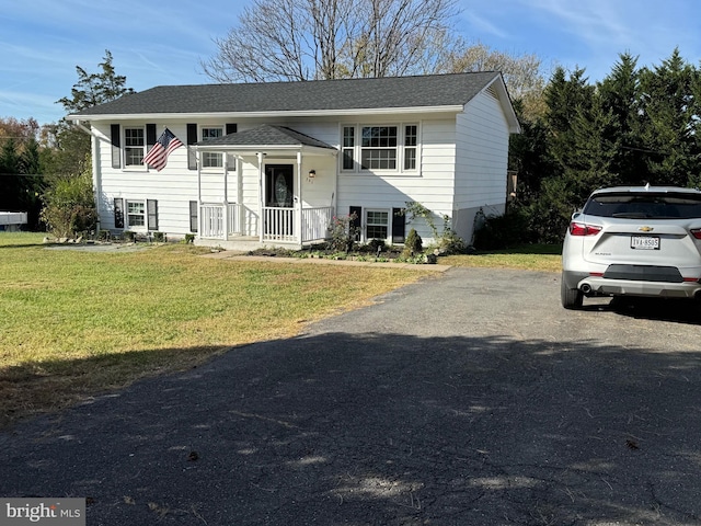 split foyer home with a front yard