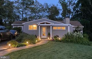 view of front of house featuring a front lawn