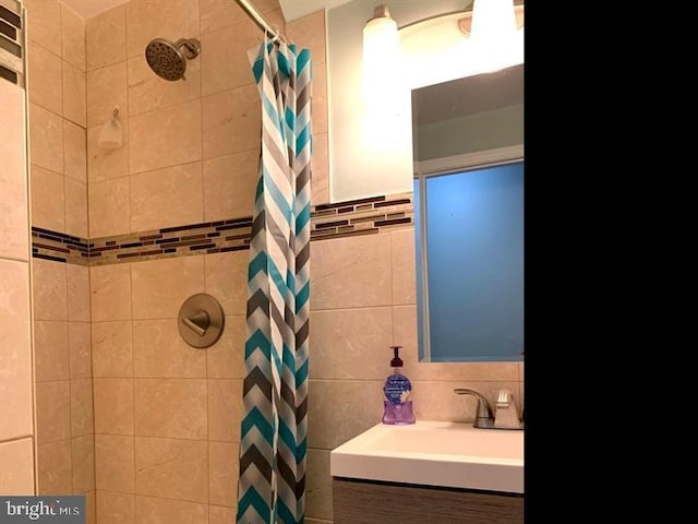 bathroom featuring vanity, backsplash, and curtained shower