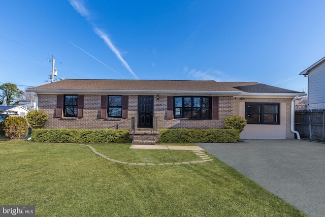 ranch-style home featuring a front lawn