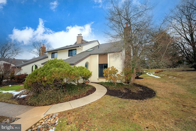 view of front of home featuring a front yard