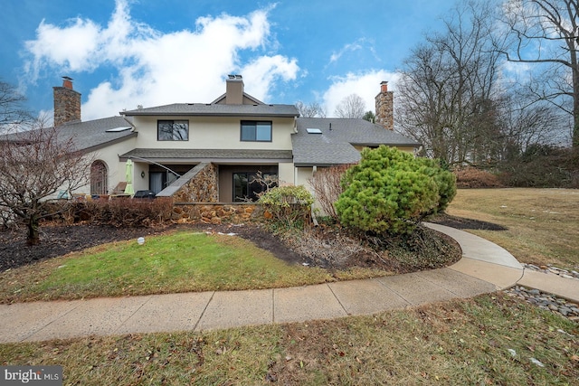 view of front of property featuring a front lawn