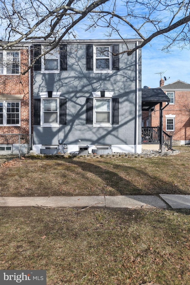 view of front of property with a front yard