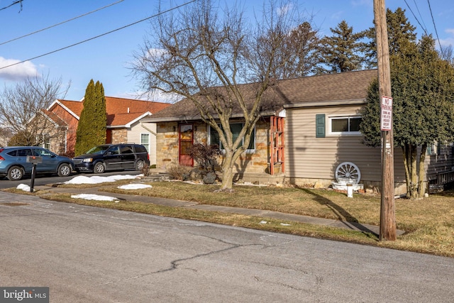 view of front of property featuring a front lawn