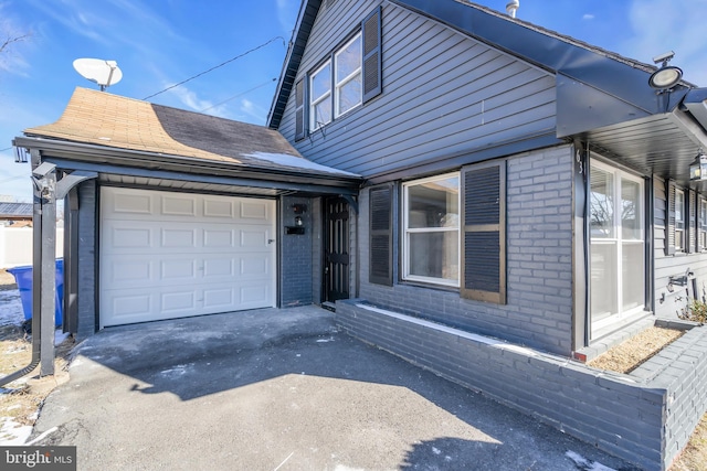 view of front property featuring a garage