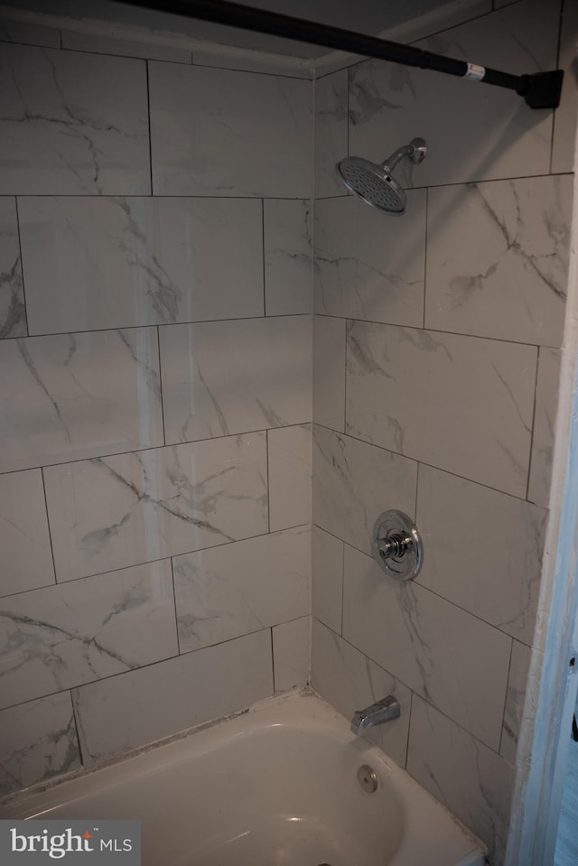 bathroom with tiled shower / bath