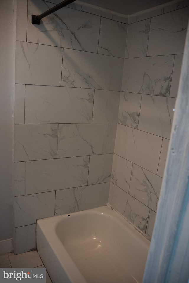 bathroom with tiled shower / bath