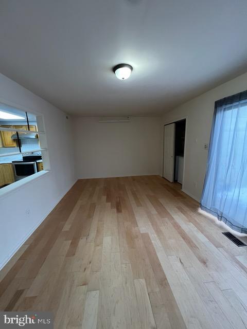 unfurnished room featuring light hardwood / wood-style flooring