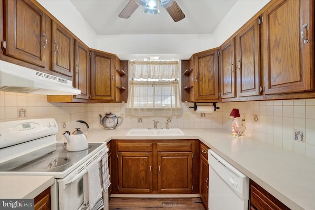 kitchen featuring tasteful backsplash, sink, ceiling fan, light hardwood / wood-style floors, and white appliances