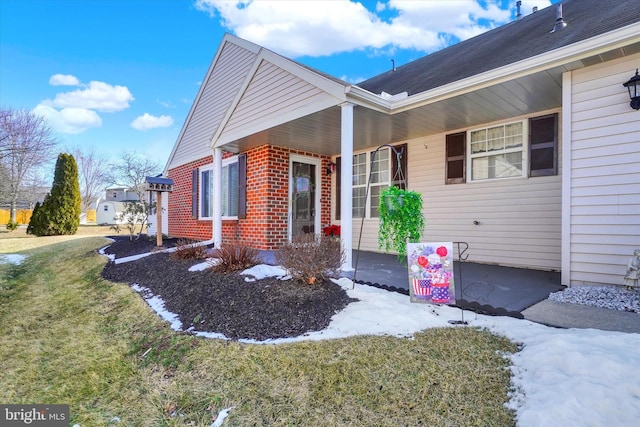 view of front of house featuring a front lawn