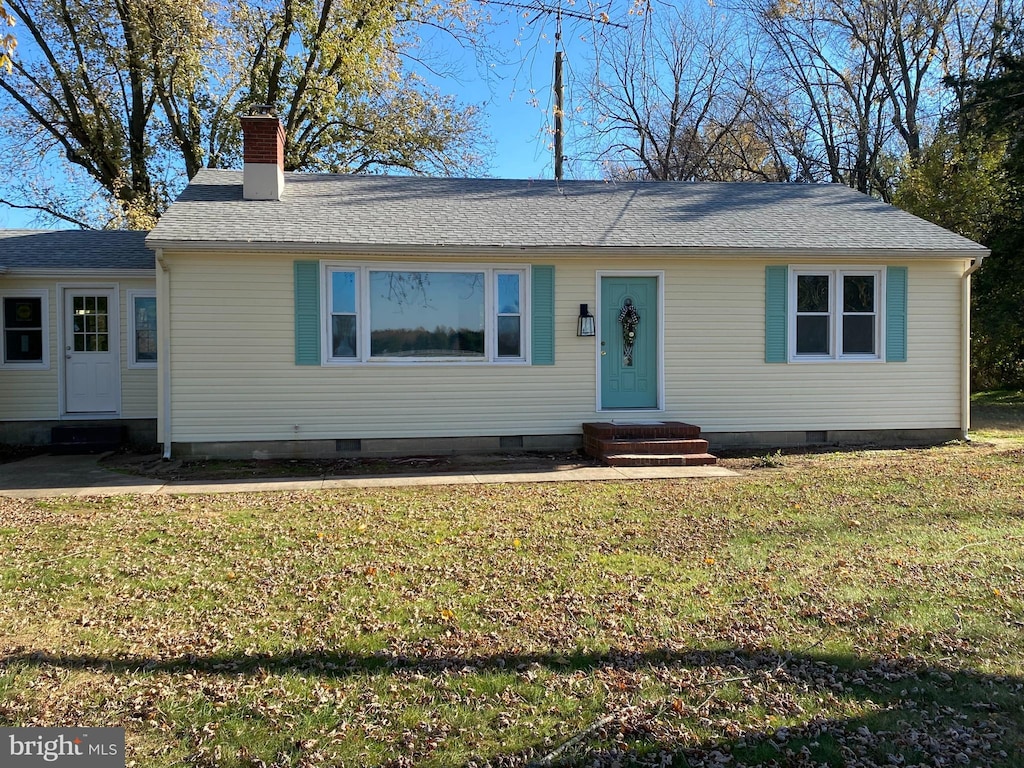 view of front of home featuring a front yard