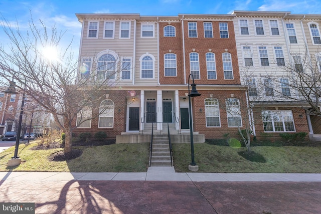 view of front of property featuring a front lawn