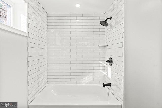 bathroom featuring tiled shower / bath combo