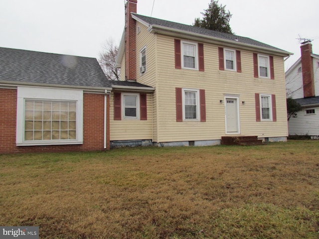 view of front of property featuring a front yard