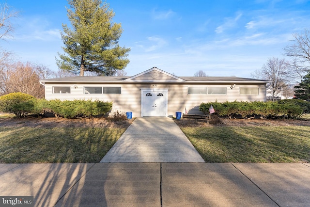 single story home with a front yard