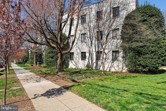 view of front of house featuring a front yard