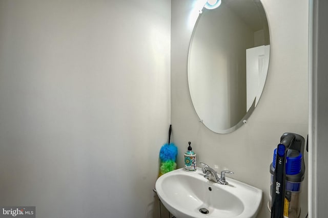 bathroom featuring sink