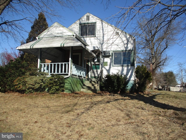 view of front of house featuring a porch and a front lawn