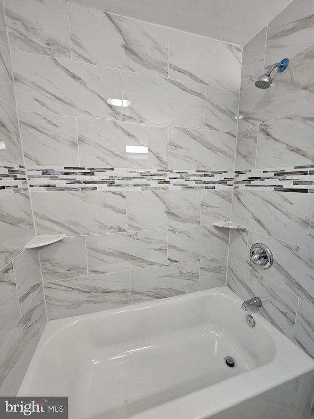 bathroom with tiled shower / bath combo