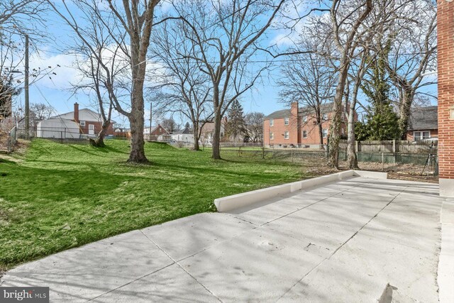 view of yard featuring a patio area