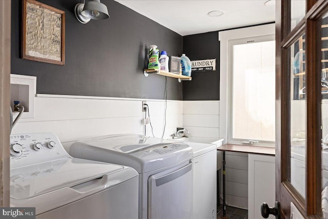 laundry room featuring cabinets and independent washer and dryer