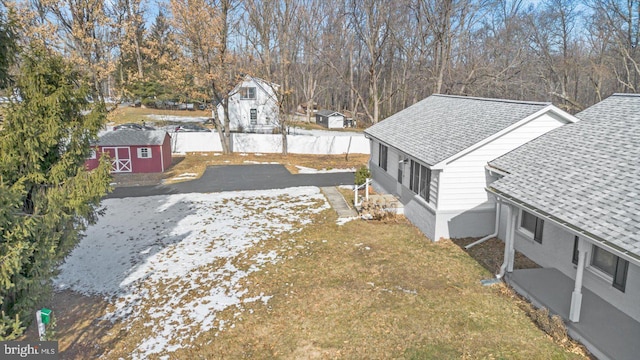 view of yard featuring a shed