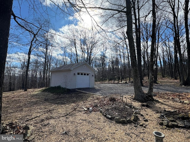 view of yard featuring a garage and an outdoor structure