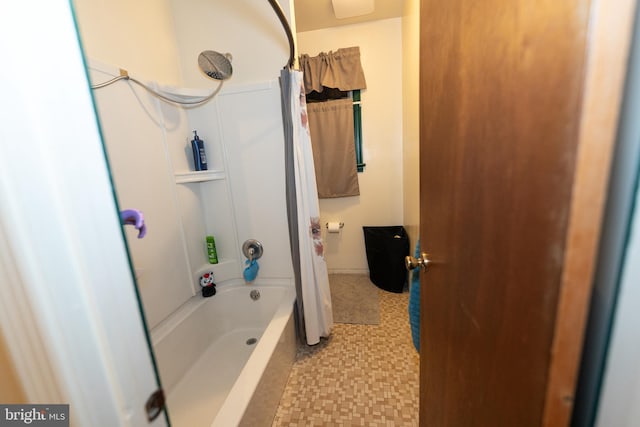 bathroom featuring shower / bath combo with shower curtain