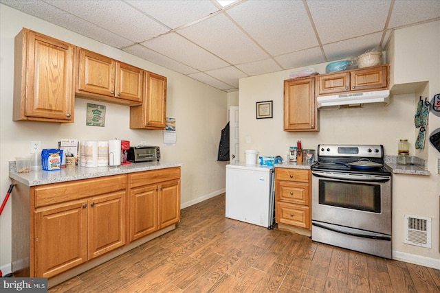 kitchen with stainless steel electric stove, refrigerator, a paneled ceiling, and dark hardwood / wood-style flooring