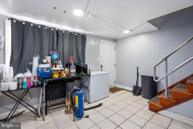 laundry room featuring light tile patterned floors