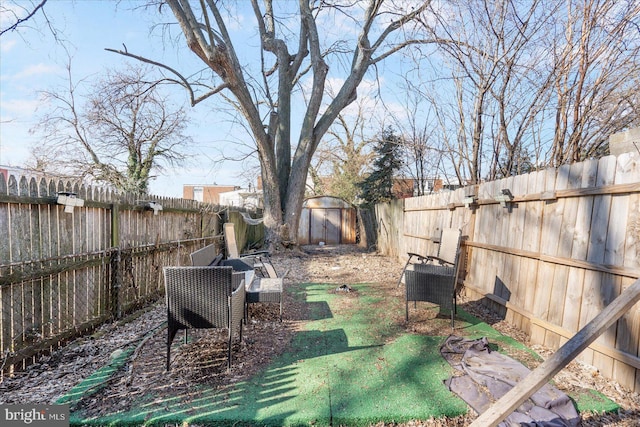 view of yard featuring a storage shed