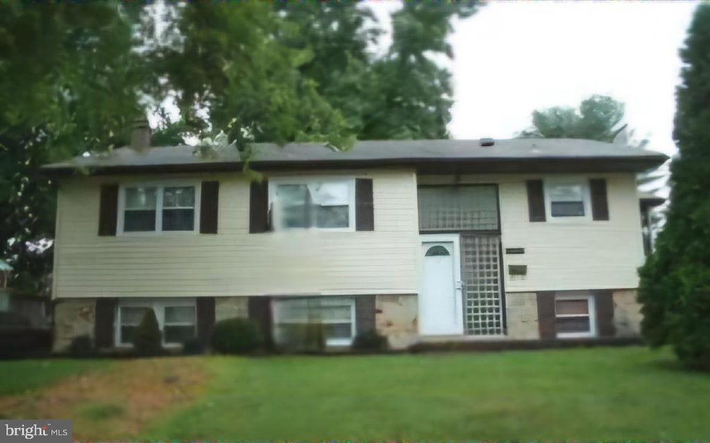 split foyer home with a front yard