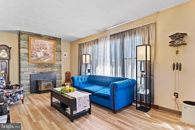 living area with light wood-type flooring and baseboards