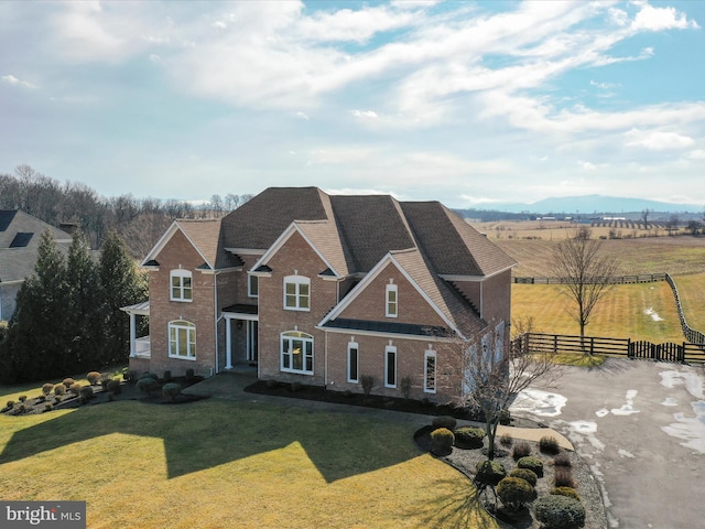 view of front of house featuring a mountain view and a front lawn