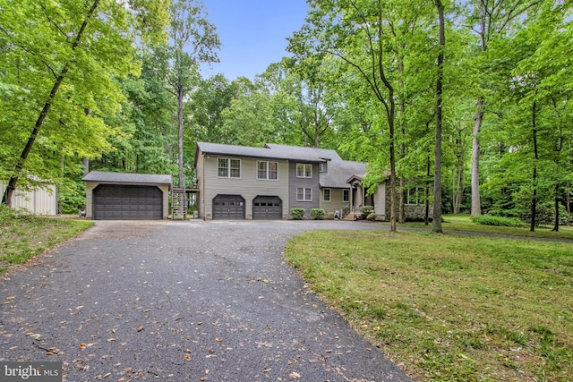 view of front of property with a front yard