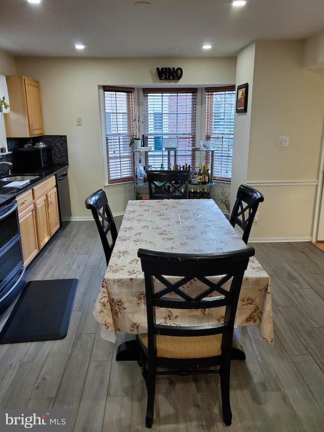 dining area featuring sink and light hardwood / wood-style flooring