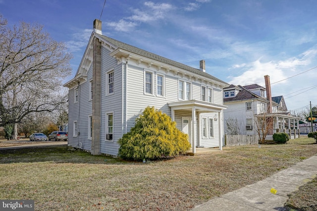 view of front facade featuring a front lawn