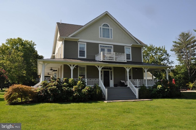 view of front facade featuring a porch, ceiling fan, and a front lawn