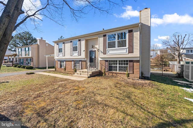 split foyer home featuring a front lawn