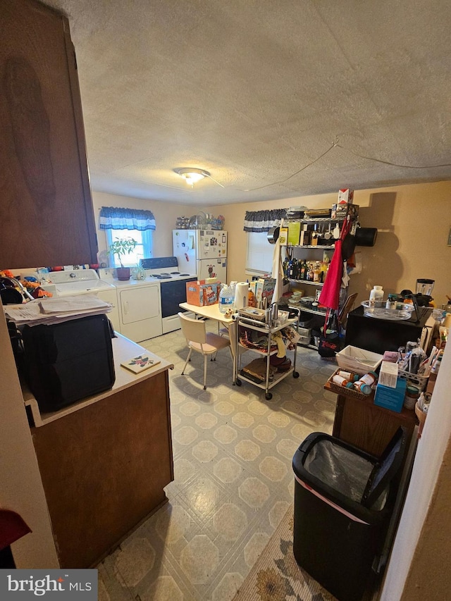 misc room featuring a textured ceiling and independent washer and dryer