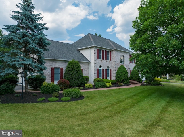 view of front of home featuring a front lawn