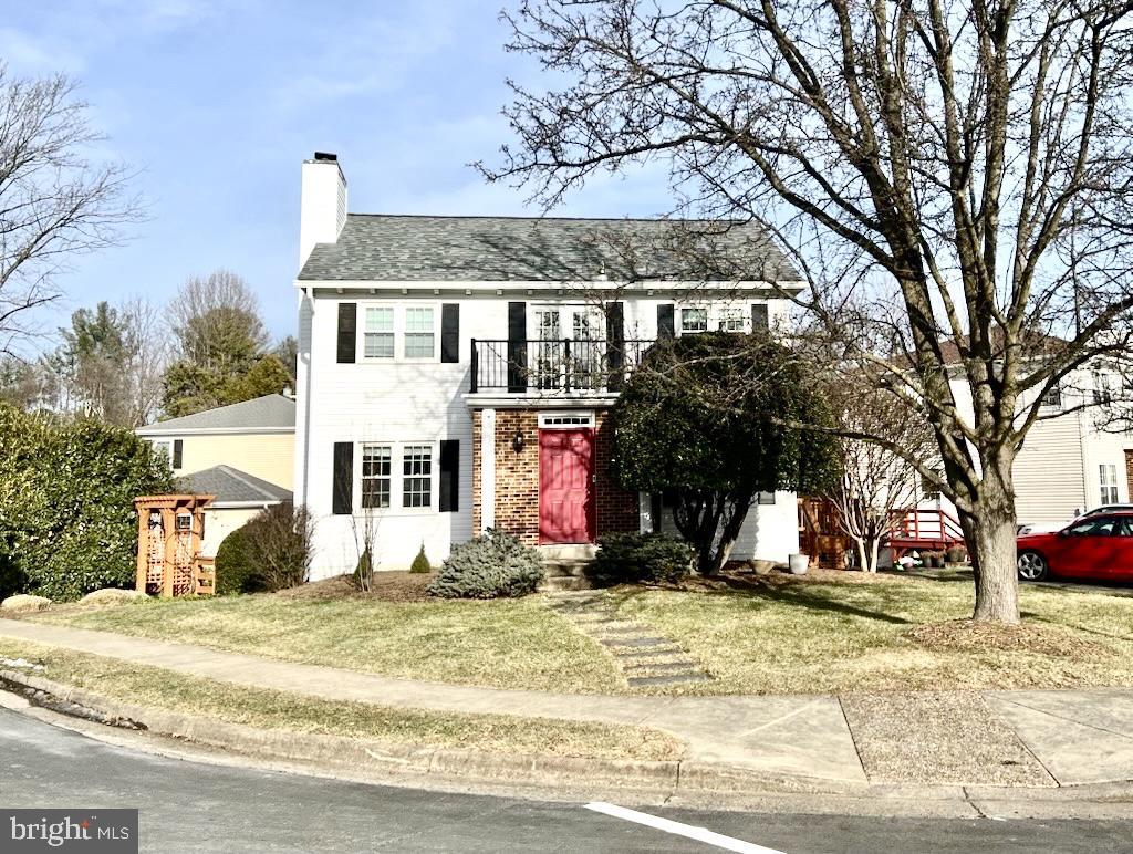 view of front of property featuring a front lawn