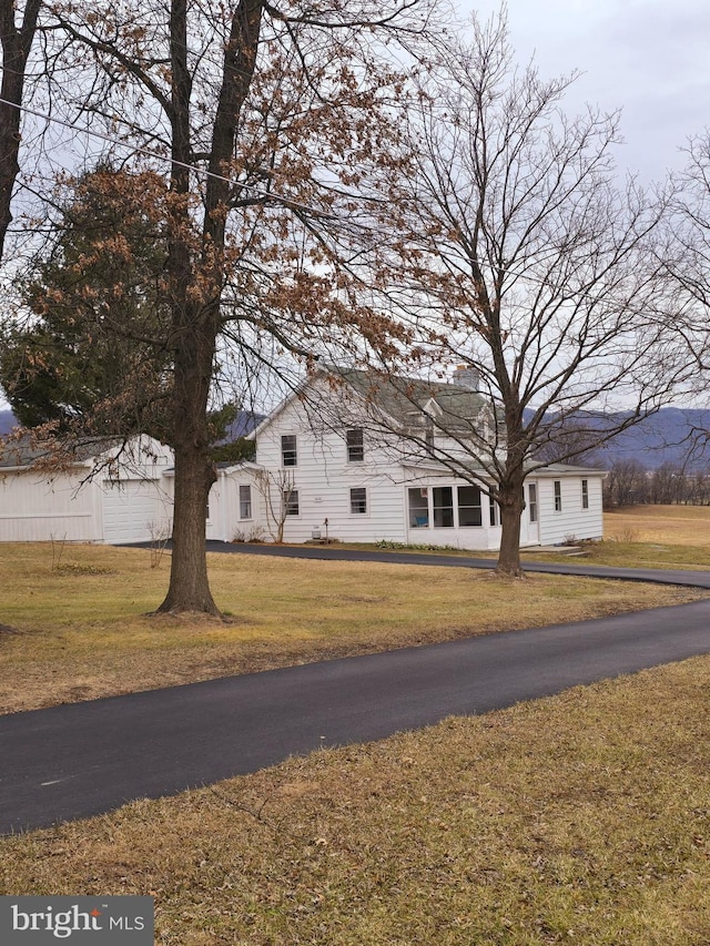 view of front facade featuring a front lawn