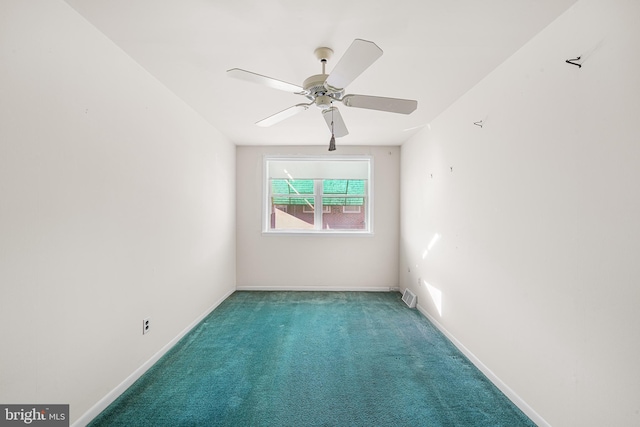 carpeted empty room featuring ceiling fan