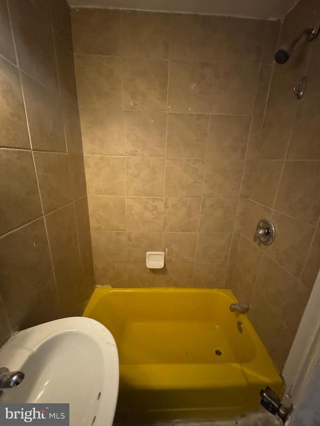 bathroom with tiled shower / bath and sink