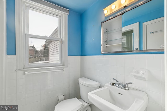 bathroom featuring toilet and sink